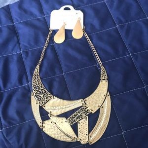 Ear ring and necklace set